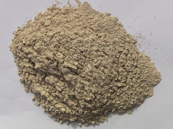 礬土性質(zhì) 礬土主要成分是氧化鋁，為煉鋁和耐火材料的主要原料。白色或灰白色，因含鐵而呈褐黃或淺紅色。密度3.45g/cm3，硬度1～3，不透明，質(zhì)脆。極難熔化，不溶于水，能溶于硫酸、氫氧化鈉溶液。 地區(qū)分布 中國鋁土礦資源比較豐富，在全國18個省、自治區(qū)、直轄市已查明鋁土礦產(chǎn)地205處，其中大型產(chǎn)地72處（不包括臺灣），主要分布在山西、山東、河北、河南、貴州、四川、廣西、遼寧、湖南等地。 投資前景 1.可用于煉鋁工業(yè)。用于國防、航空、汽車、電器、化工、日常生活用品等。 2.可用于精密鑄造。礬土熟料加工成細粉做成鑄模后精鑄。用于軍工、航天、通訊、儀表、機械及醫(yī)療器械部門。 3.可用于耐火制品。高鋁礬土熟料耐火度高達1780℃，化學穩(wěn)定性強、物理性能良好。 4.硅酸鋁耐火纖維。用于鋼鐵、有色冶金、電子、石油、化工、宇航、原子能、國防等多種工業(yè)，消防人員可用耐火纖維布做成衣服。 5.制造礬土水泥、研磨材料、陶瓷工業(yè)以及化學工業(yè)可制鋁的各種化合物。 鋁礬土磨粉制備 鋁礬土粉是選用煅燒過的熟鋁礬土礦石用雷蒙磨加工制成的細粉，粒度通常為100目-325目，在耐火材料行業(yè)得到了廣泛的應用。通常加工的流程為先經(jīng)顎式破碎機進行破碎，然后篩分進入鋁礬土雷蒙磨或鋁礬土超細磨粉機中，進行鋁礬土粉制備，使其應用更加廣泛。