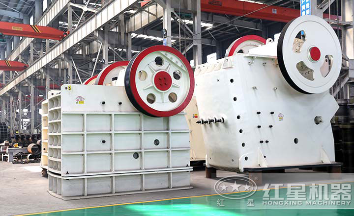 顎式破碎機(jī)實(shí)拍圖，型號(hào)多樣，價(jià)格在10-80萬(wàn)之間