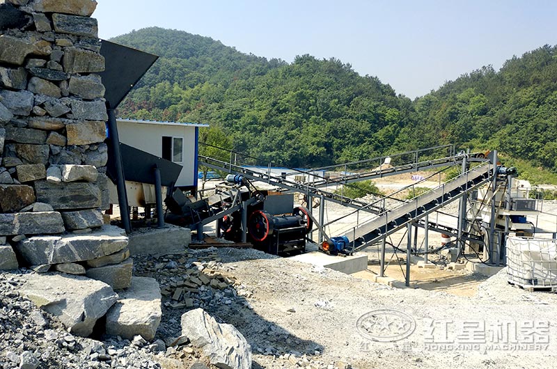 顎式細(xì)破碎機(jī)破碎現(xiàn)場，搭配制砂機(jī)使用